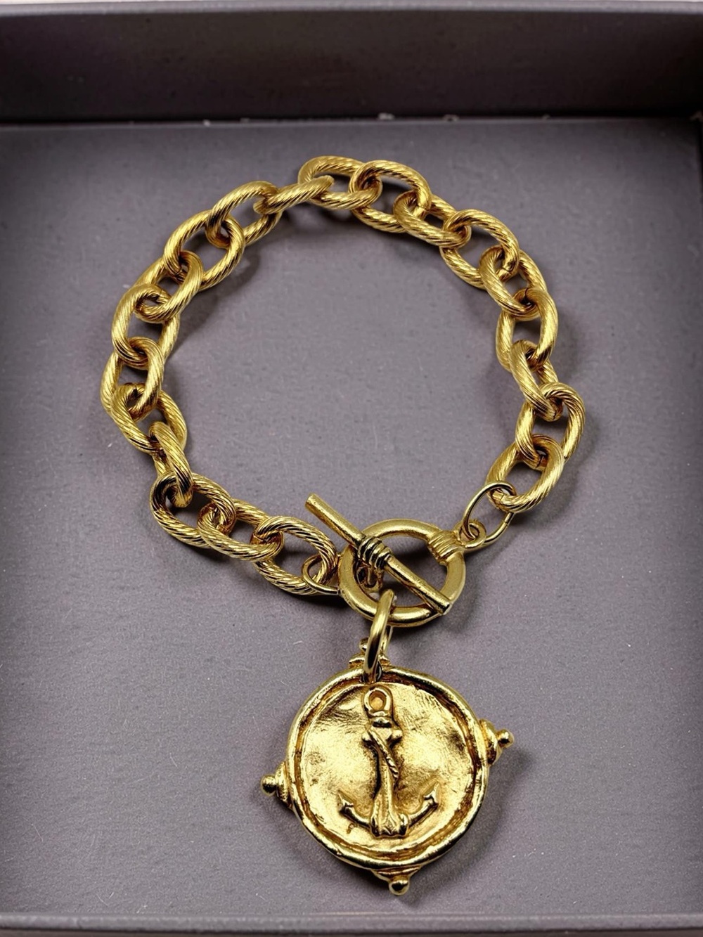 Susan Shaw Gold Tone Anchor Intaglio Coin Toggle Bracelet 8” Chunky Link